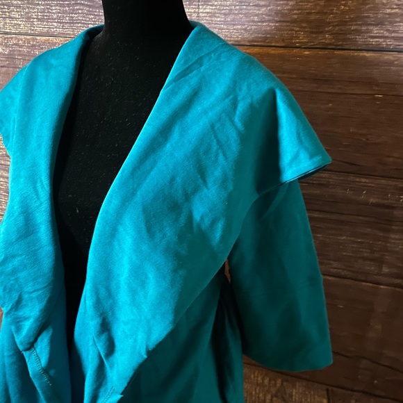 🆕 Jade Jacket with Hood - Picture 11 of 17